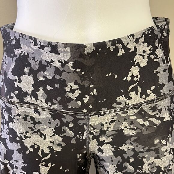 Under Armour Women’s HeatGear Ankle Cropped Camo Print Compression Leggings- M - Picture 2 of 8